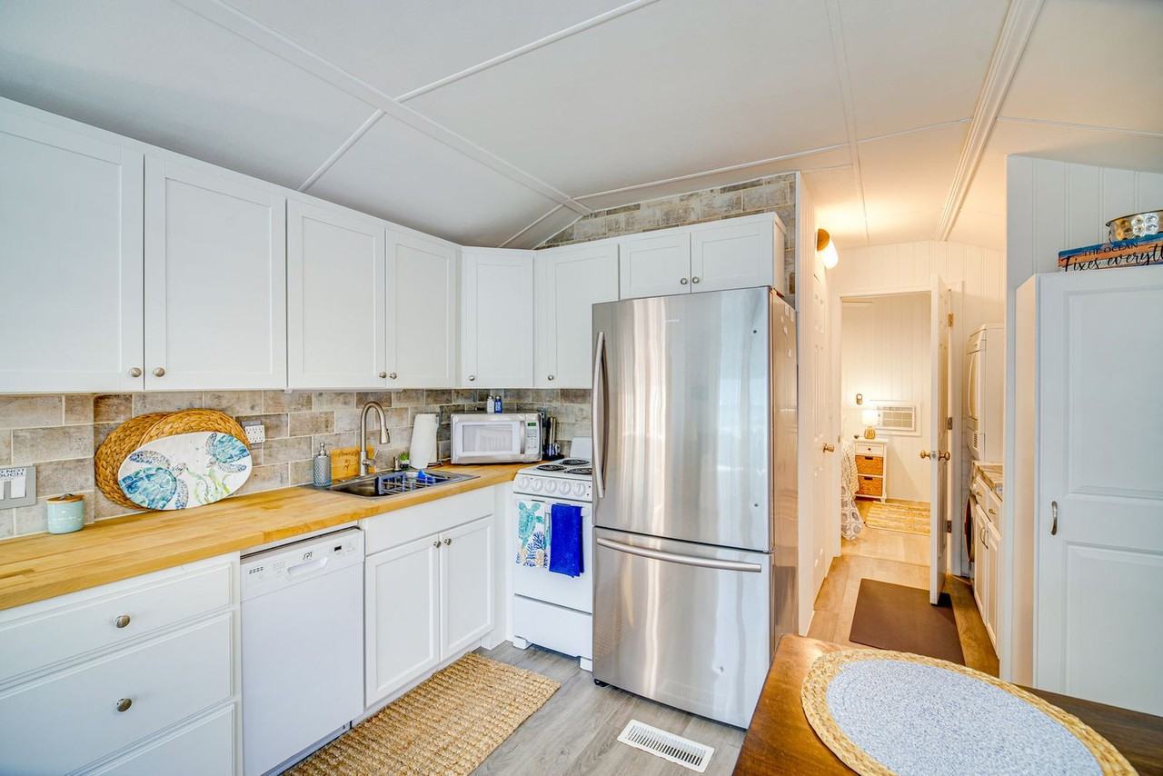 1161 Nettles Blvd #1546132P - Photo 6 of 16
