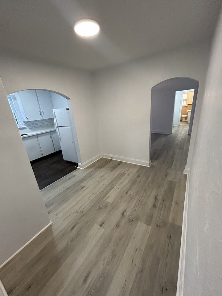48 Bond St E - Photo 3 of 10