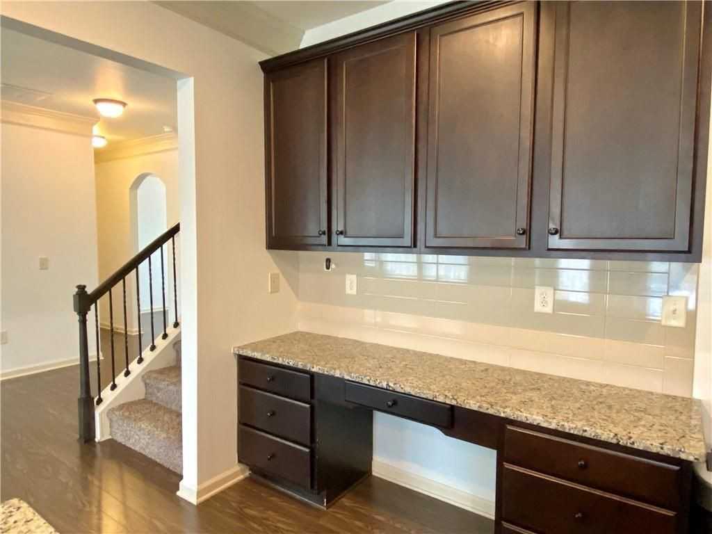 611 Stonehurst Ln - Photo 4 of 18