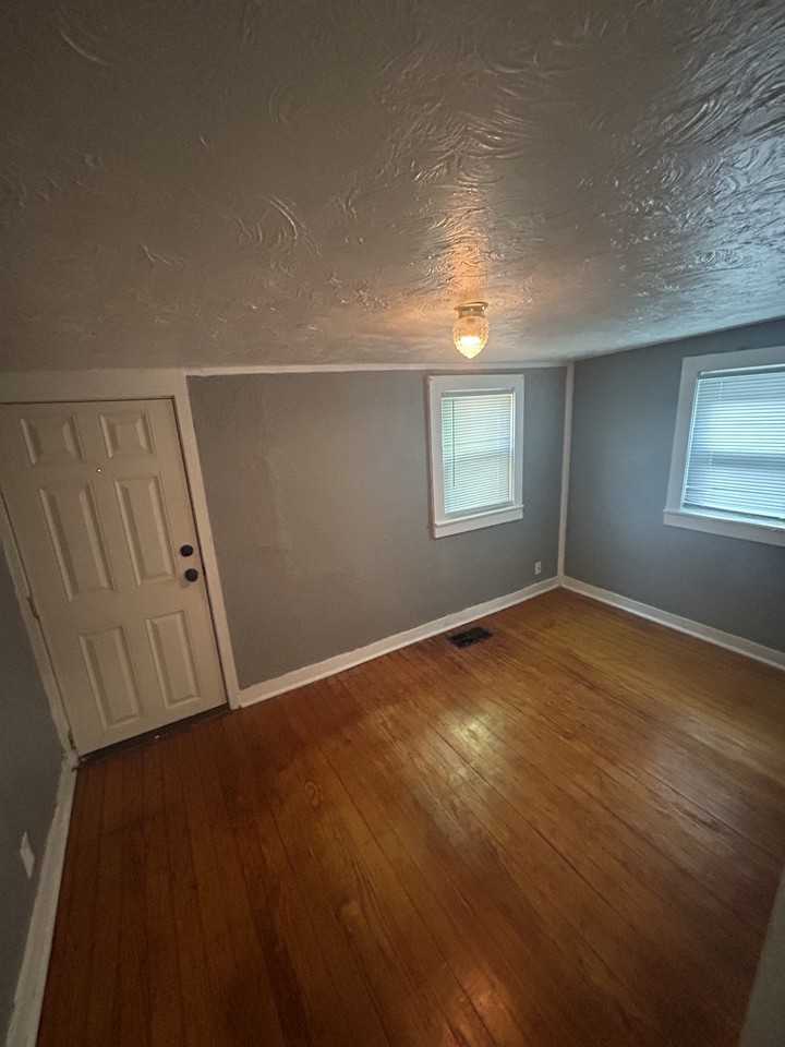 409 W Mulberry St #2 - Photo 6 of 9