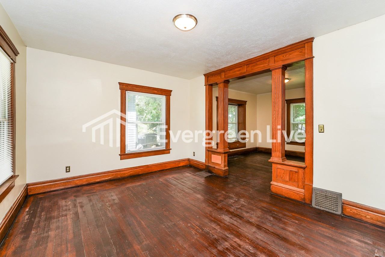 1373 Sprague St - Photo 2 of 15