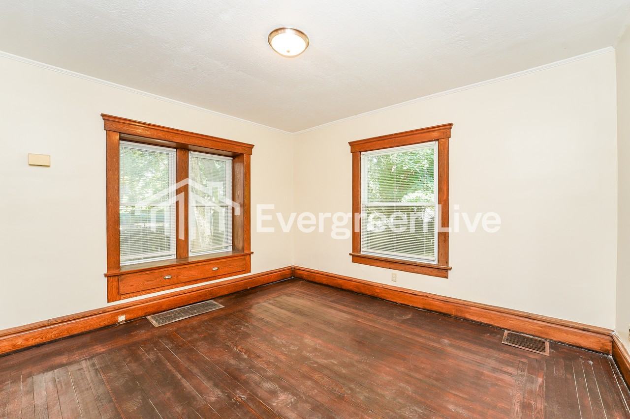 1373 Sprague St - Photo 4 of 15