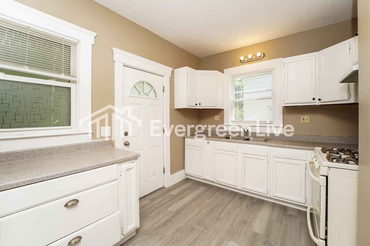 1373 Sprague St - Photo 5 of 15