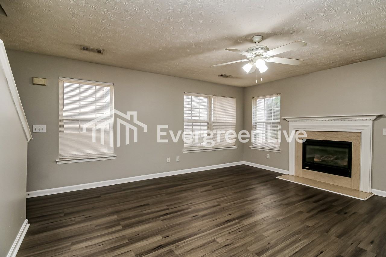 395 Lakeside Cir - Photo 4 of 15