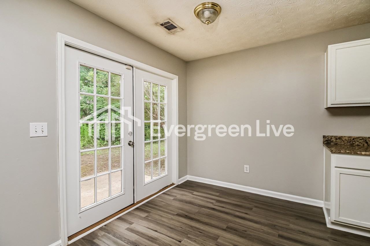 395 Lakeside Cir - Photo 5 of 15