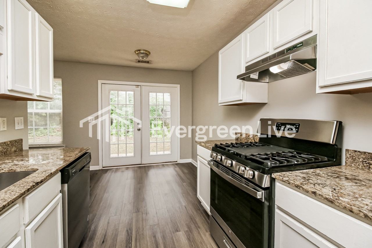 395 Lakeside Cir - Photo 6 of 15