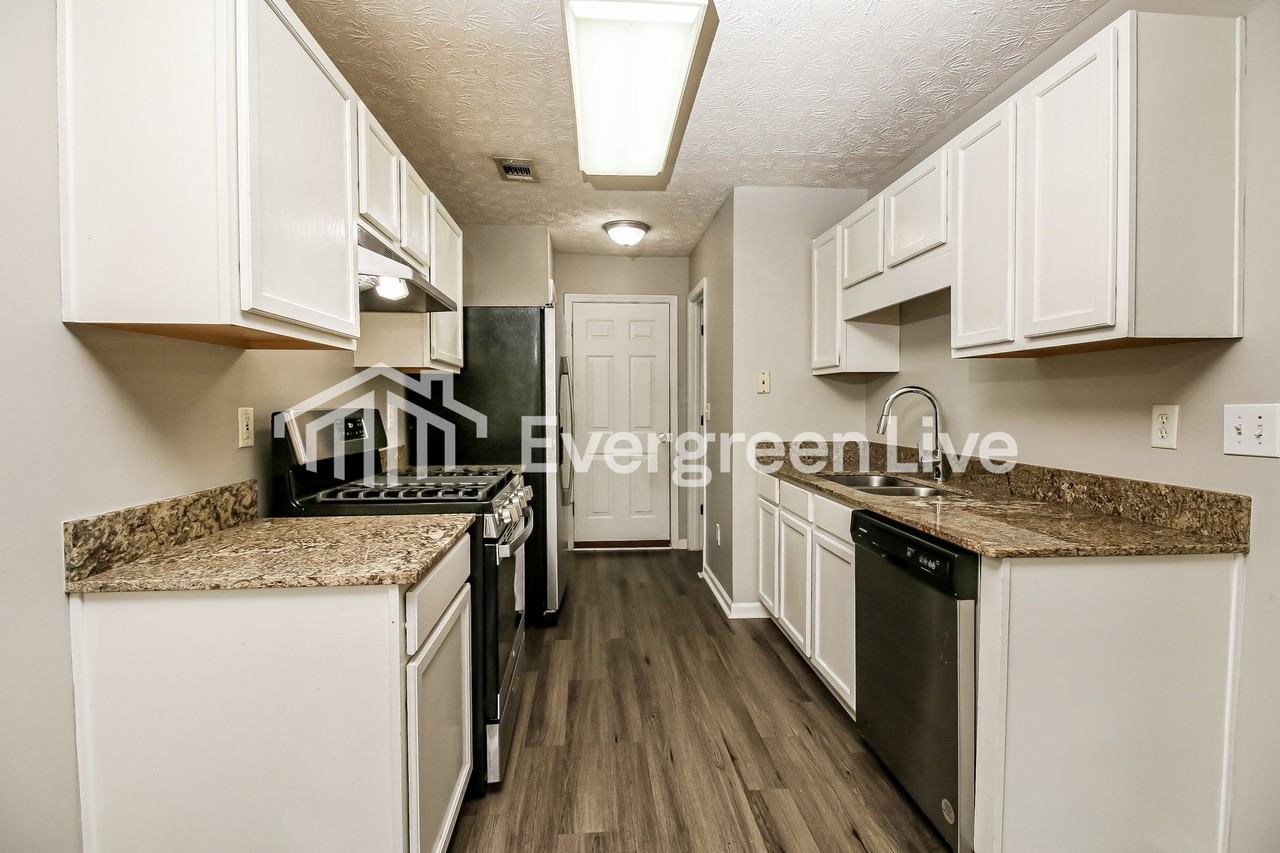 395 Lakeside Cir - Photo 7 of 15