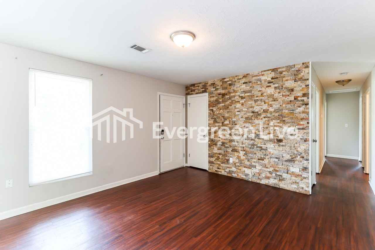 2640 Crosscreek Rd - Photo 4 of 15