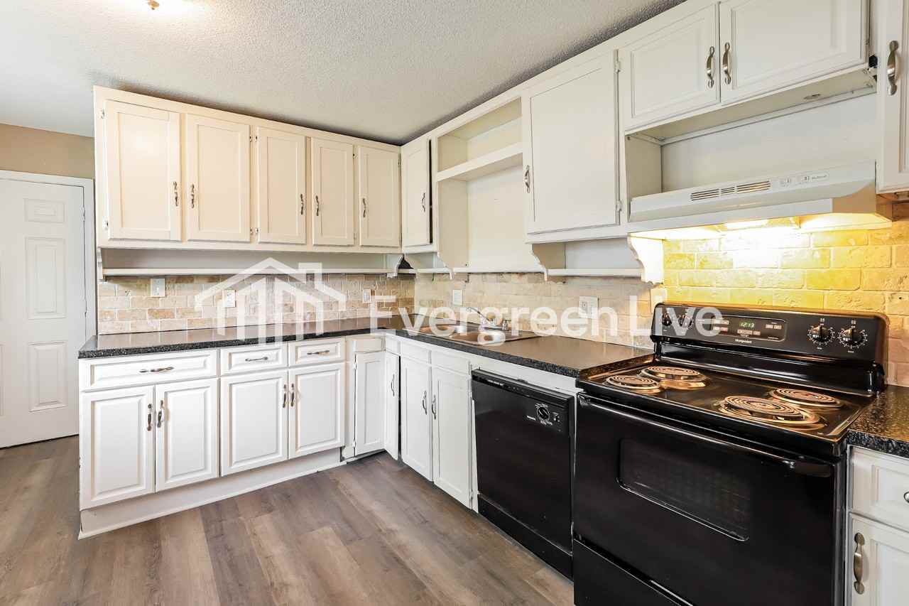 1509 N Hocker Ave - Photo 7 of 16