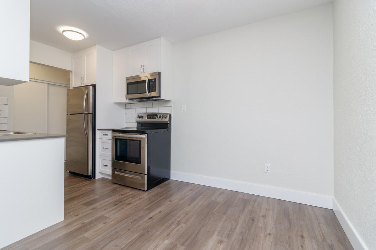 Queenston Manor Apartments - Photo 2 of 23