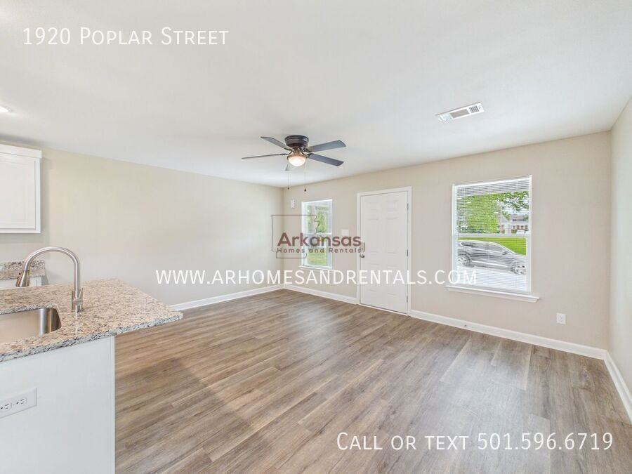 1920 N Poplar St - Photo 2 of 14