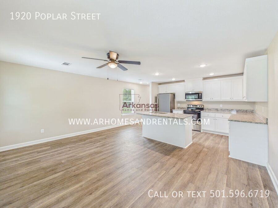 1920 N Poplar St - Photo 3 of 14