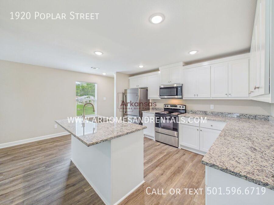 1920 N Poplar St - Photo 4 of 14