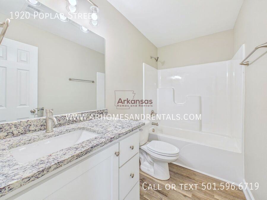 1920 N Poplar St - Photo 6 of 14