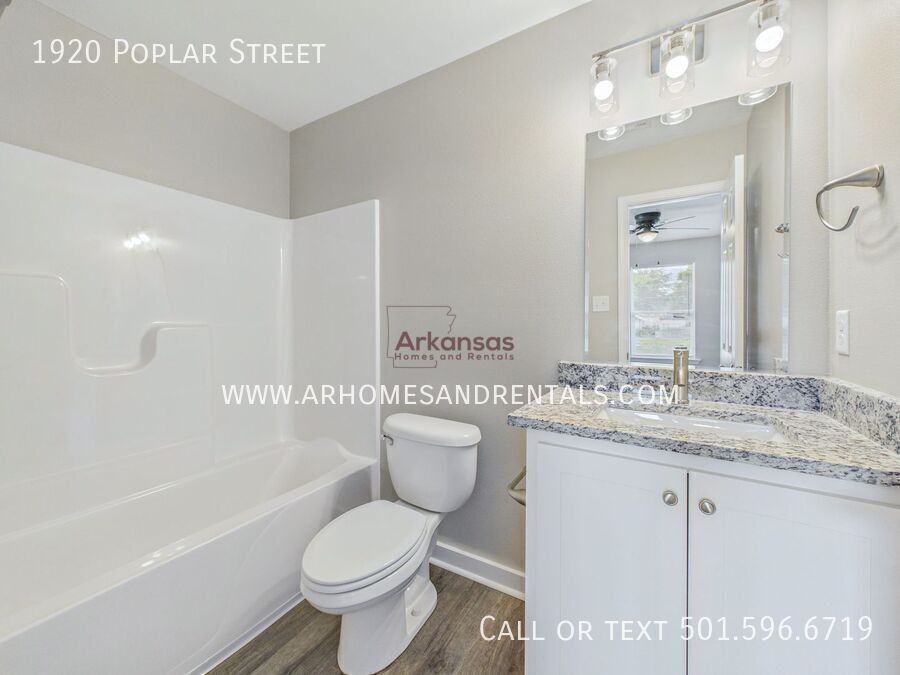 1920 N Poplar St - Photo 7 of 14