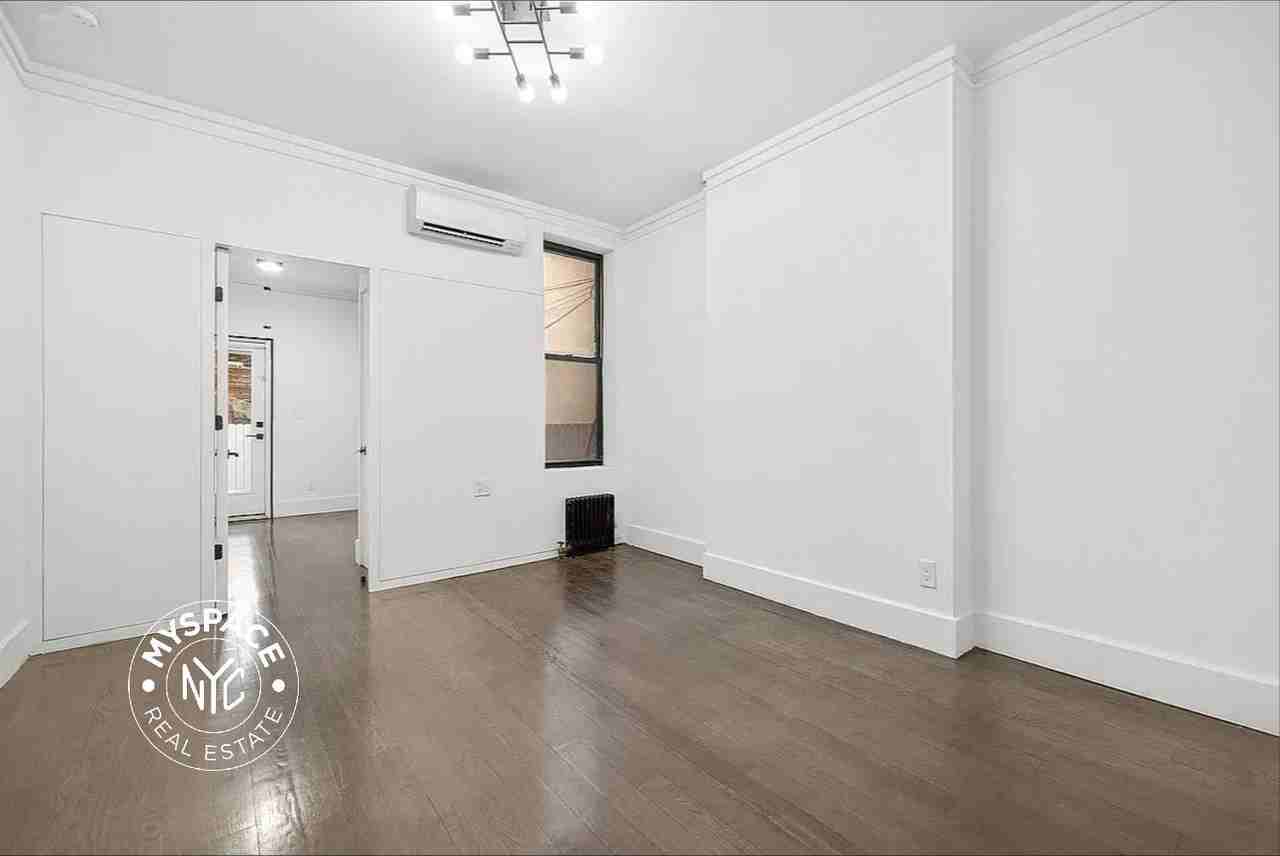 61 3rd Pl #3L - Photo 3 of 9