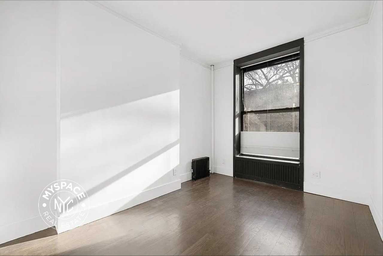 63 3rd Pl #4R - Photo 3 of 9