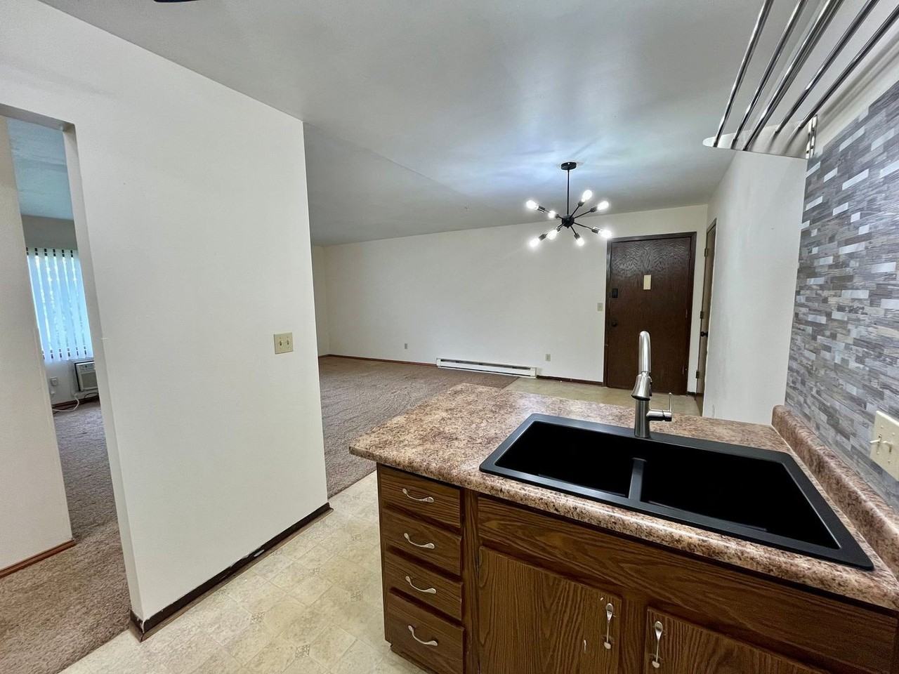 1010 Sawyer Dr - Photo 4 of 34