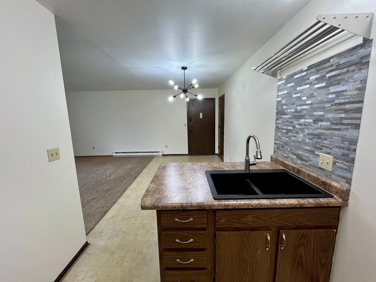 1010 Sawyer Dr - Photo 5 of 34
