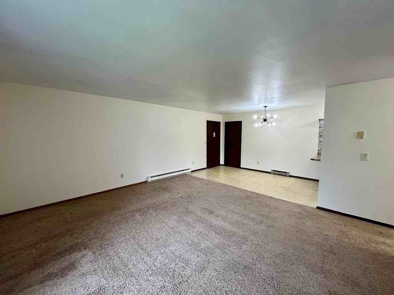 1010 Sawyer Dr - Photo 7 of 34