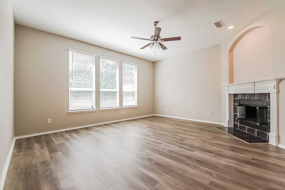 131 Annette St - Photo 3 of 16
