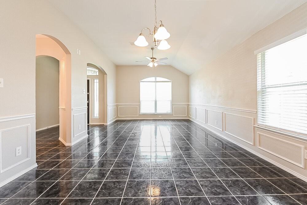 131 Annette St - Photo 5 of 16
