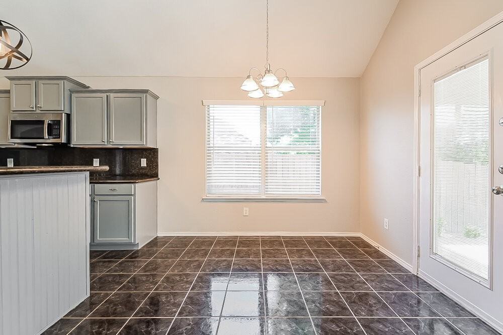 131 Annette St - Photo 7 of 16