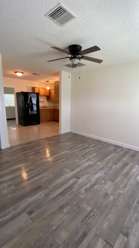 5037 Bullard St - Photo 3 of 11