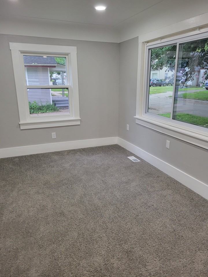 4333 4th St - Photo 7 of 32