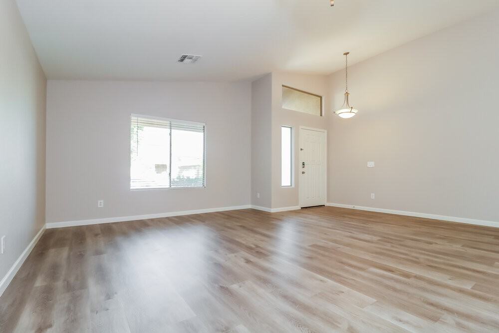 13625 W Lisbon Ln - Photo 3 of 15