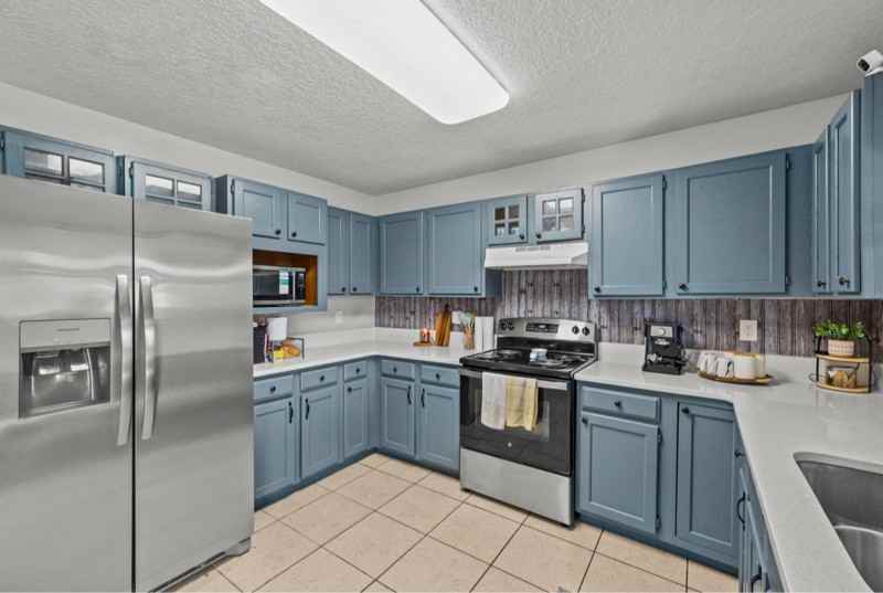 324 Montgomery Ct - Photo 3 of 9