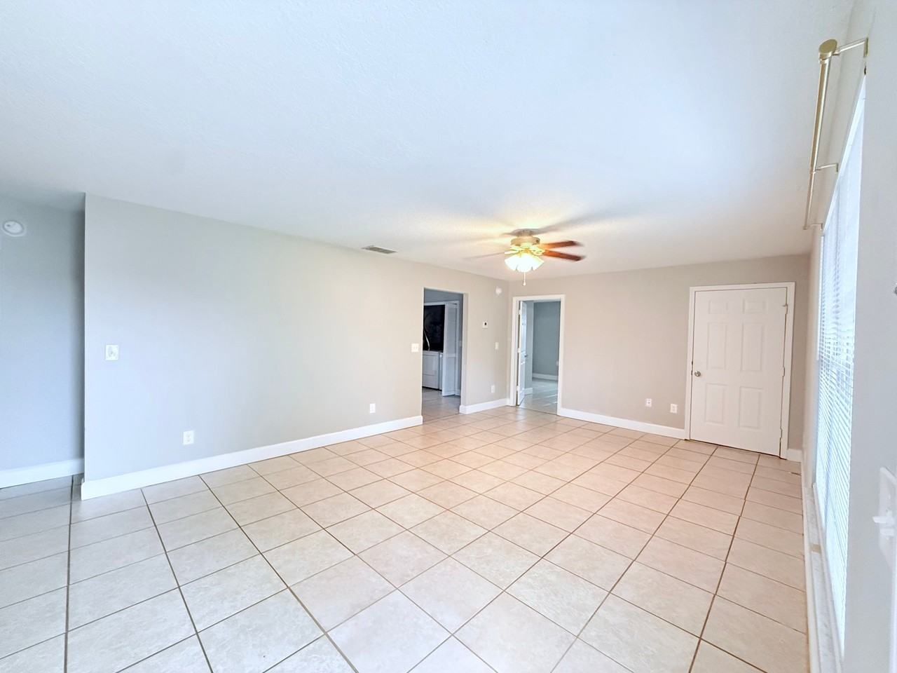324 Montgomery Ct - Photo 5 of 9