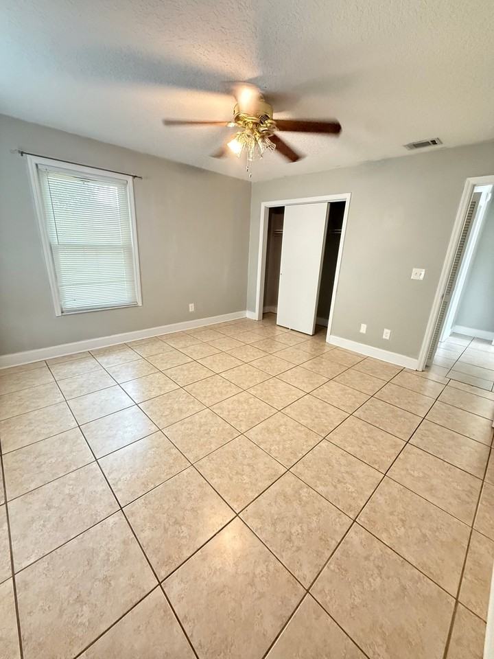 324 Montgomery Ct - Photo 6 of 9