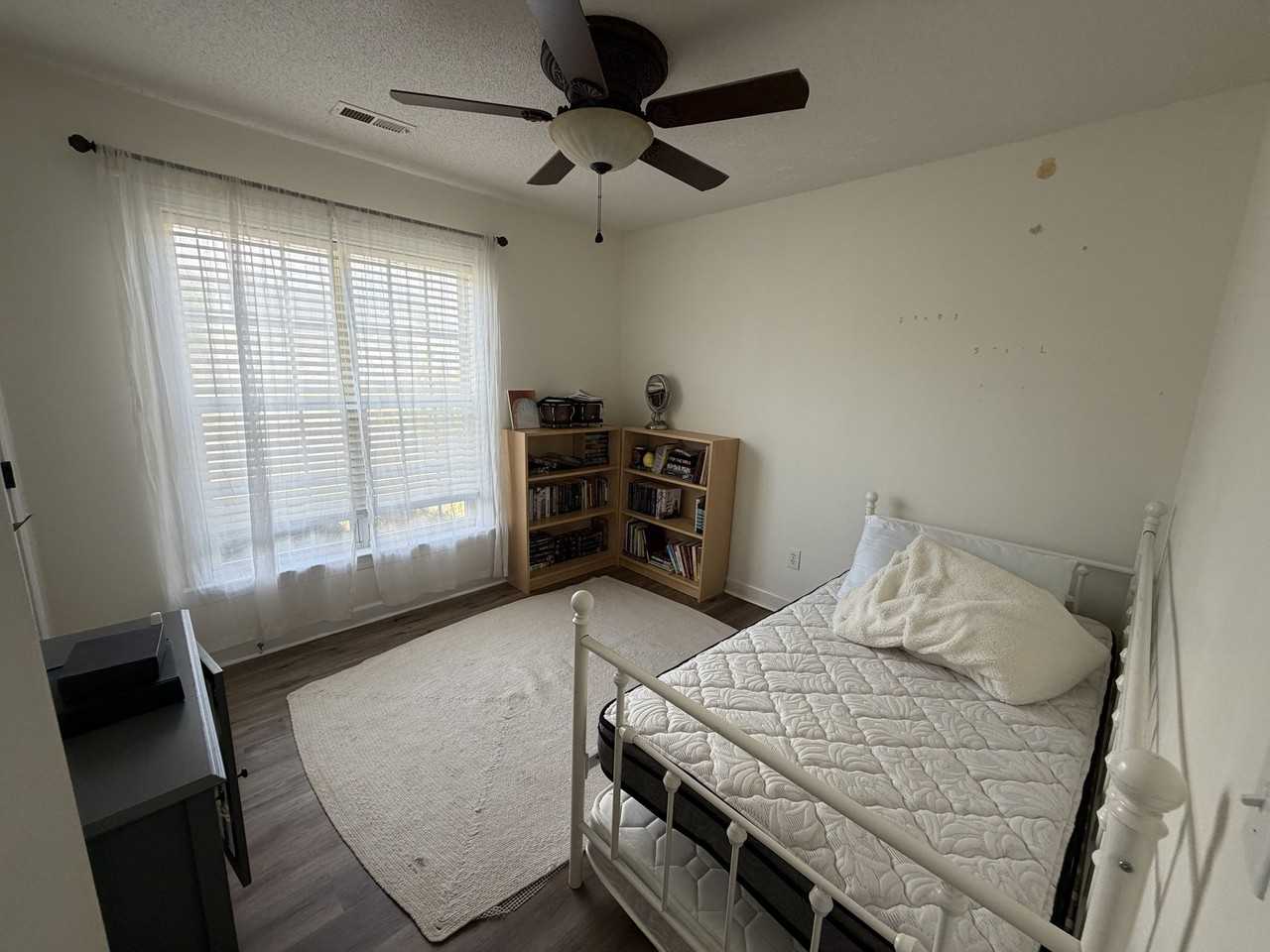 2385 Wedgewood Dr - Photo 2 of 10