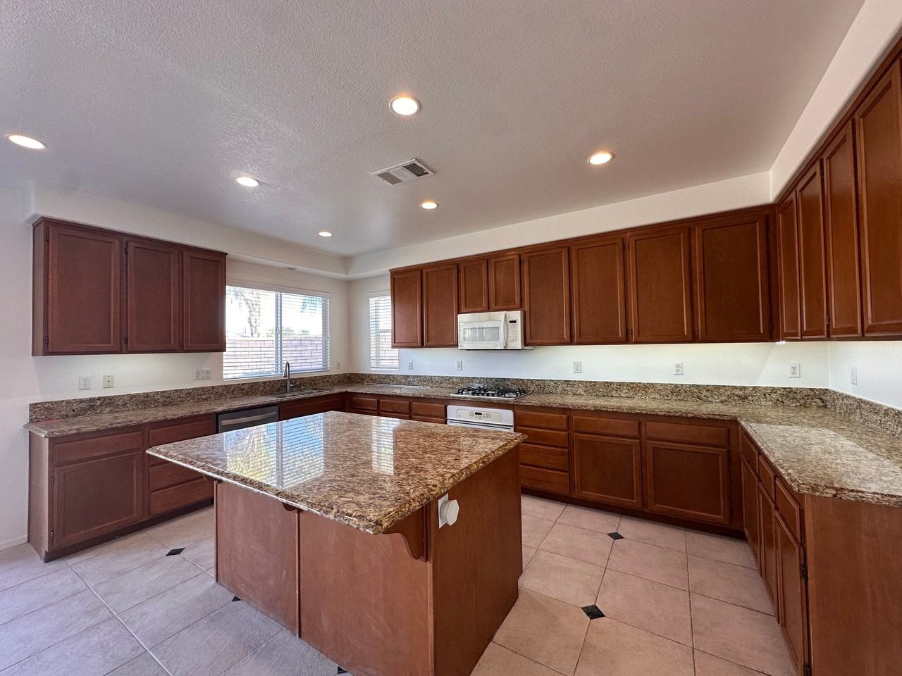 23424 Caliente Springs Ave - Photo 5 of 20