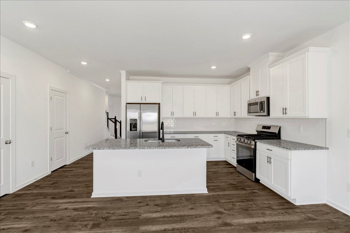 256 Hank Way - Photo 4 of 17