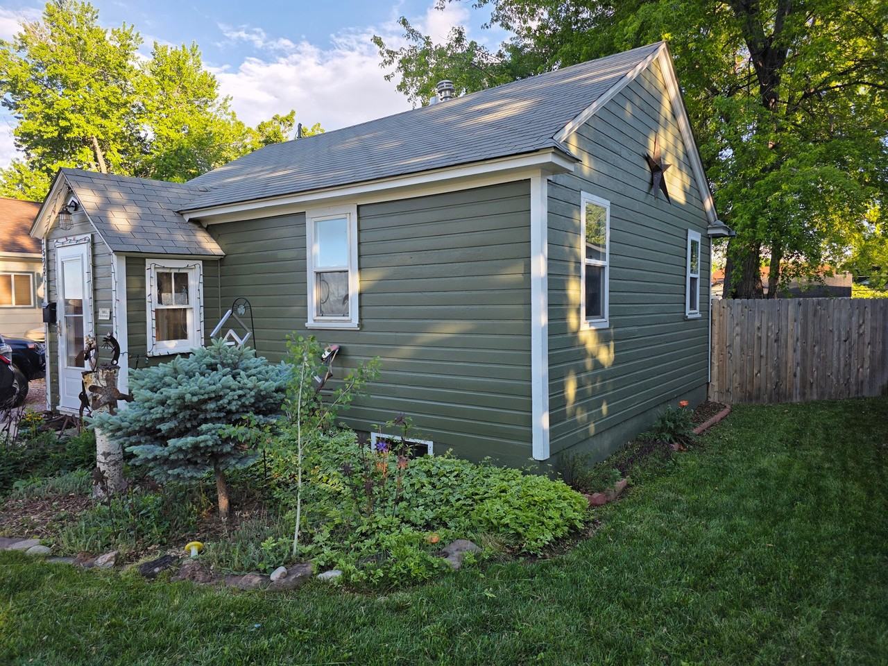 542 E 10th St - Photo 2 of 10