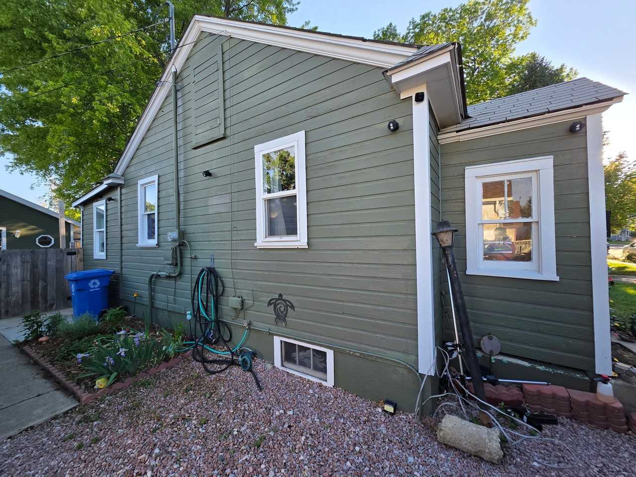 542 E 10th St - Photo 3 of 10
