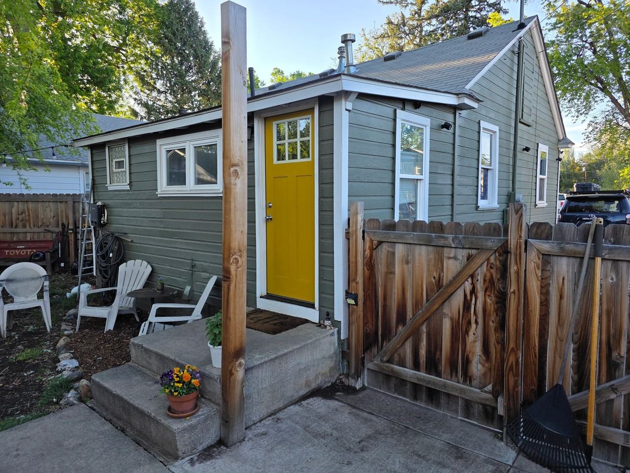 542 E 10th St - Photo 4 of 10