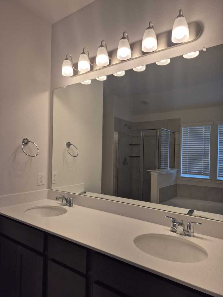 3041 Hollybrook Ln - Photo 2 of 12