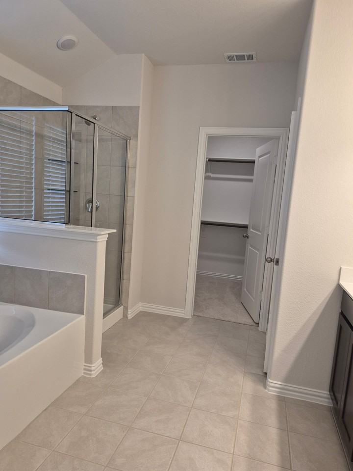 3041 Hollybrook Ln - Photo 3 of 12
