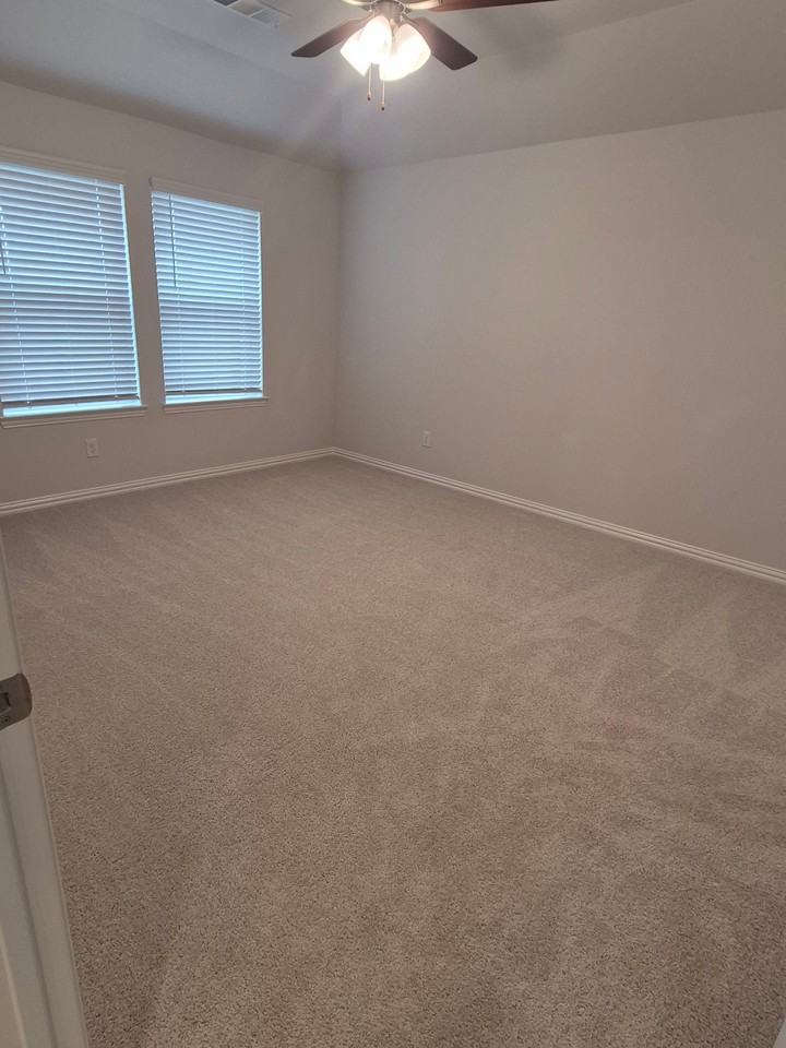 3041 Hollybrook Ln - Photo 4 of 12