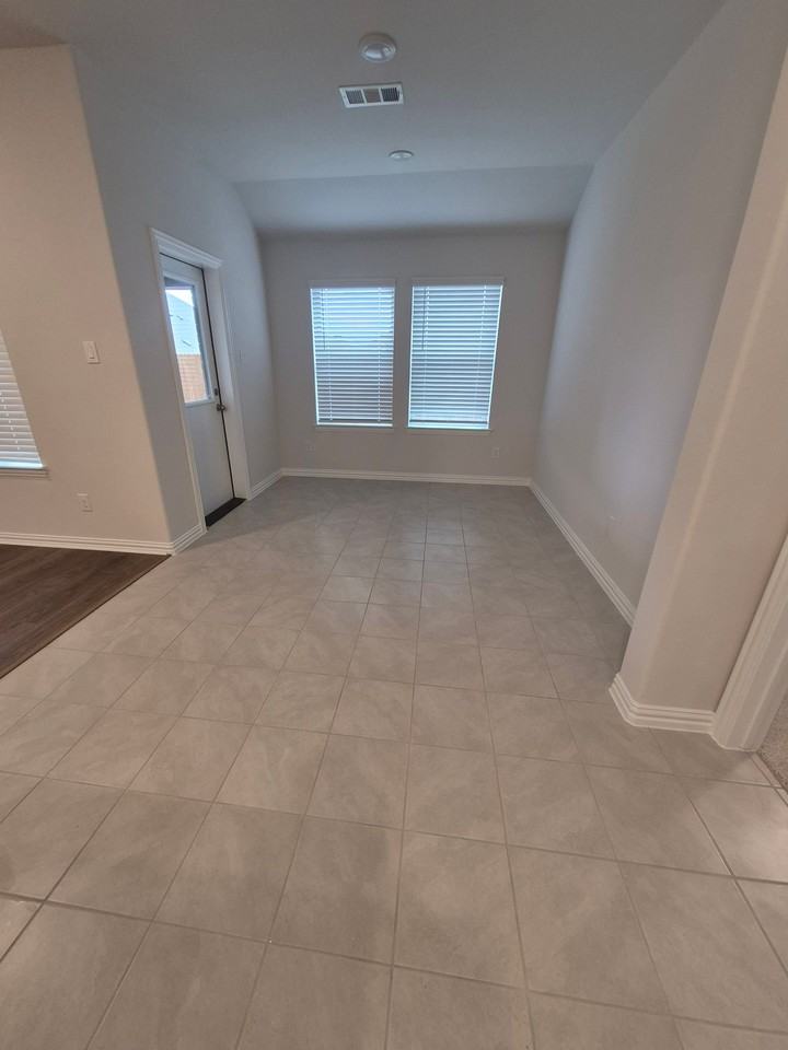 3041 Hollybrook Ln - Photo 5 of 12