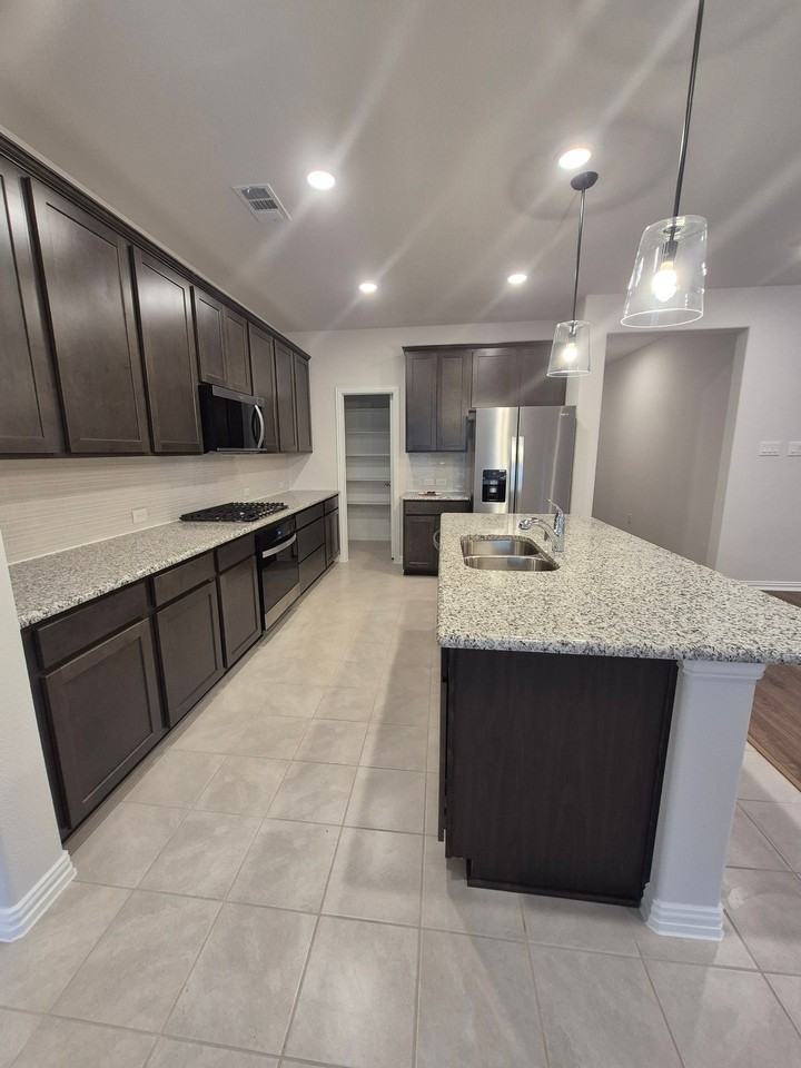 3041 Hollybrook Ln - Photo 6 of 12