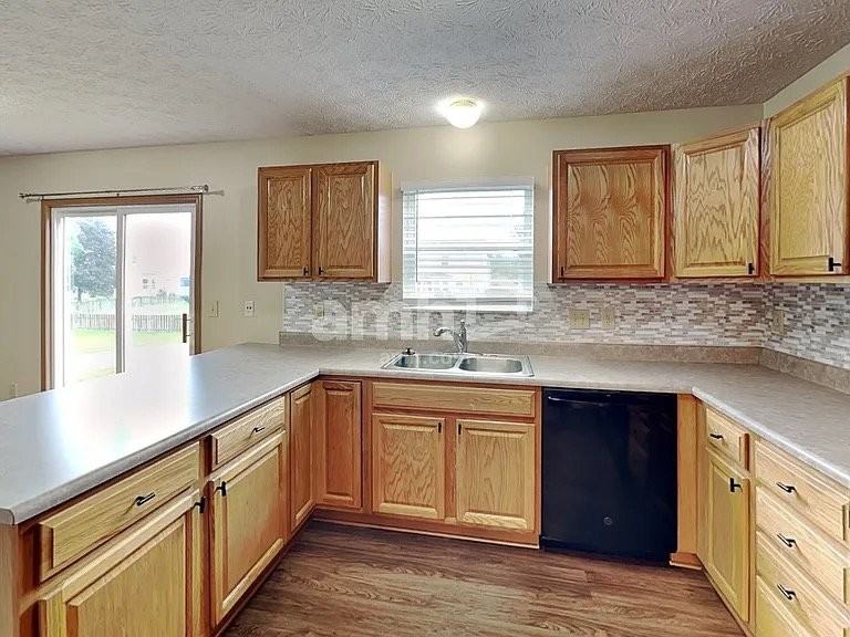452 Crestmoore Dr - Photo 3 of 20
