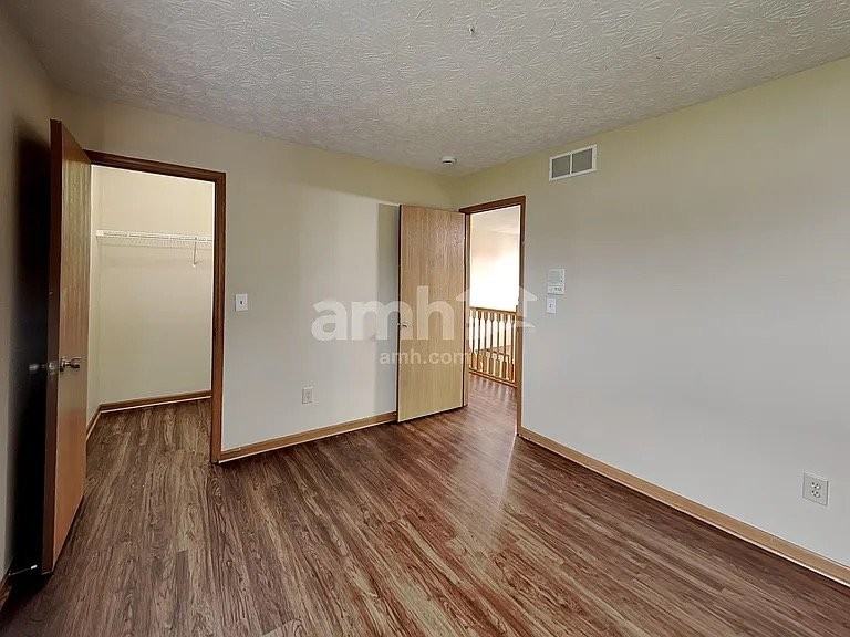 452 Crestmoore Dr - Photo 4 of 20