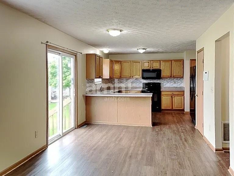 452 Crestmoore Dr - Photo 5 of 20