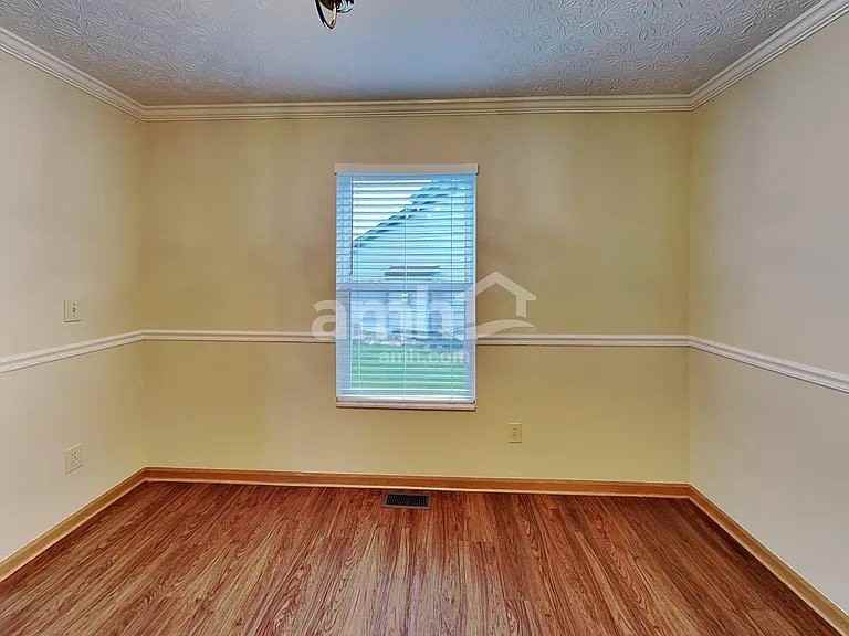 452 Crestmoore Dr - Photo 6 of 20