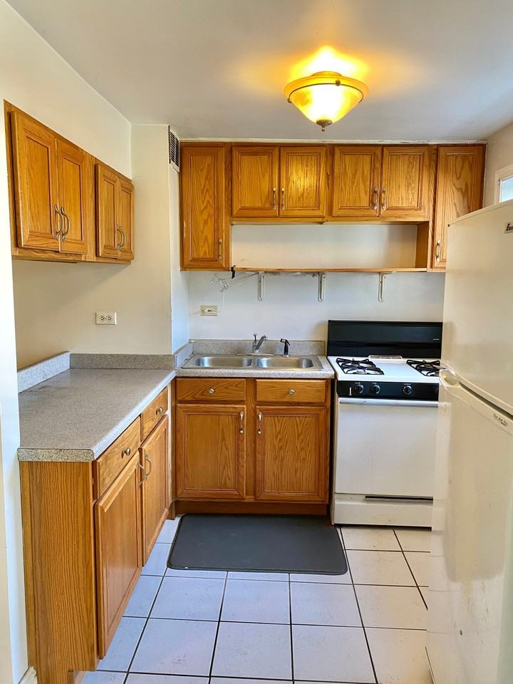 1228 W 33rd St #1 - Photo 7 of 13