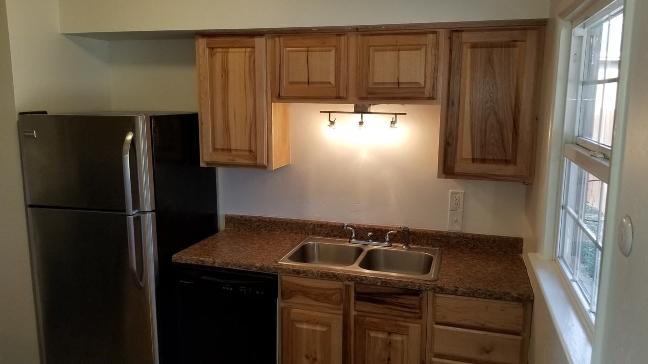 1912 W Tendoy Dr - Photo 4 of 14